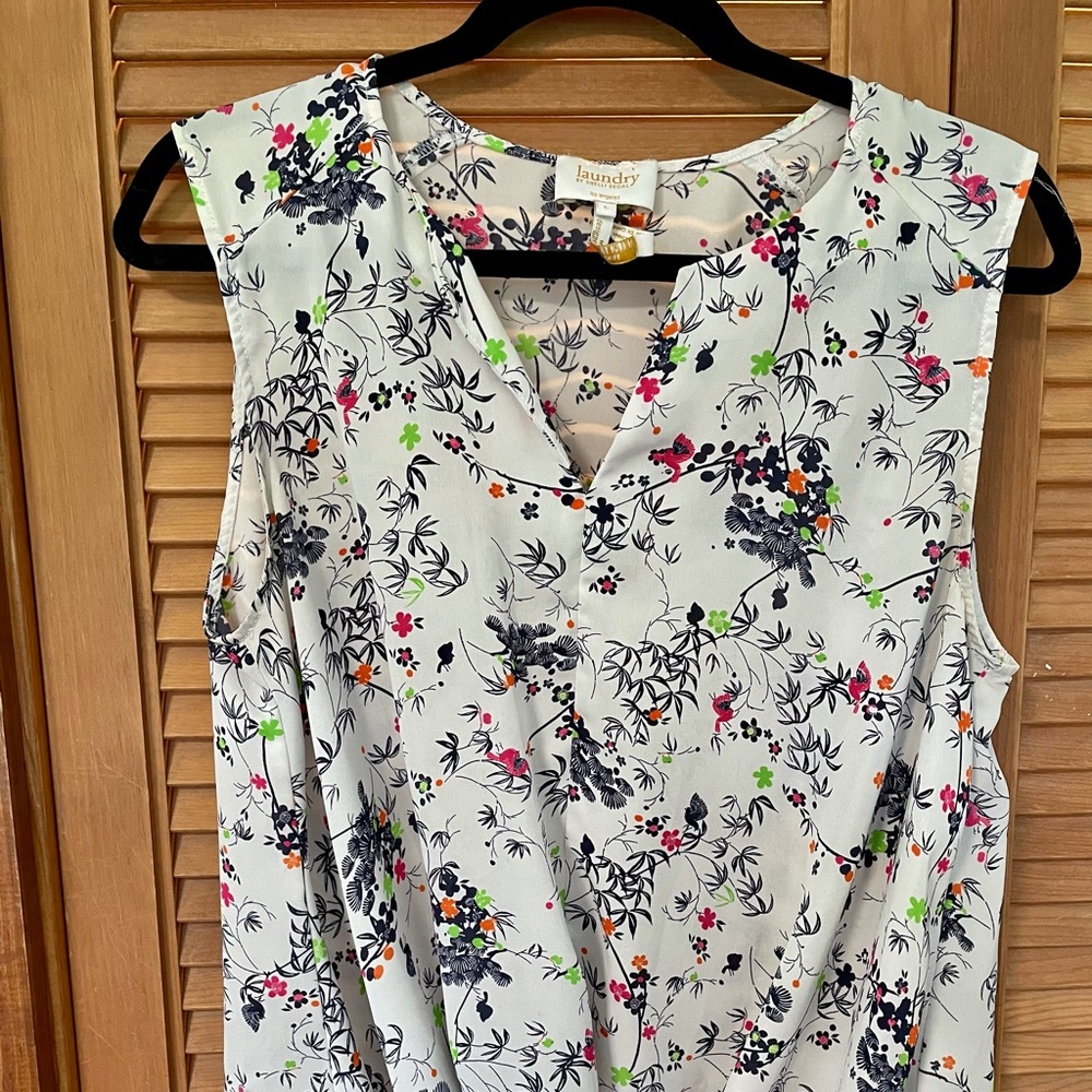 Sleeveless lightweight shirt with gathered front